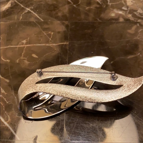 Sarah Coventry Satin Flame Brooch Pin 60s Dimensional Smooth and Textured - Picture 4 of 12